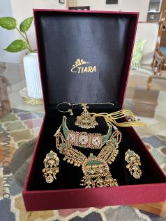 Elegant Jewellery Set for Sale 