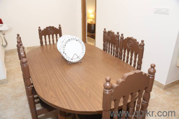 Teak wood 6 seat dinning table. 