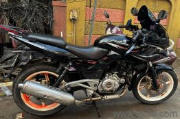 Bajaj Pulsar 220 F - 2015