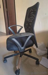 Black mesh executive chair 