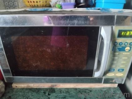 Black & Decker Convention Microwave. PCB not working hence not heating need repair. Features:30 litre capacityDigital display with clock/timer function
