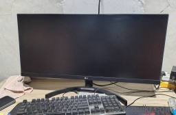 LG 29 INCH ULTRAWIDE MONITER FOR TRADING GAMING 