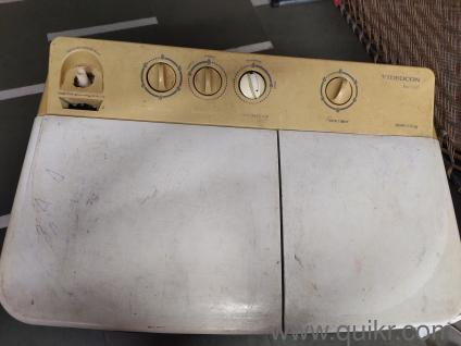 This is a semi-automatic Videocon washing machine.  I have bought a new one, so I want to sell this one.  There are no issues with it; it's in working condition.  Only one button needs to be repl