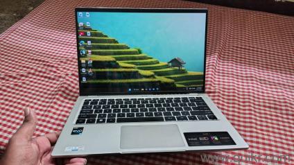 Acer Swift 3 OLED laptop with Intel Core i5 12th Gen, 8GB RAM, 512GB SSD, lightweight, fast, excellent condition device.