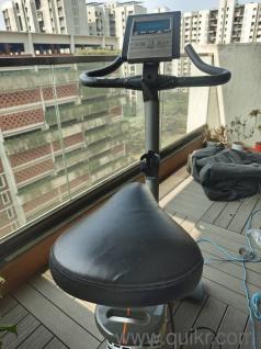 Magnetic upright gym bike