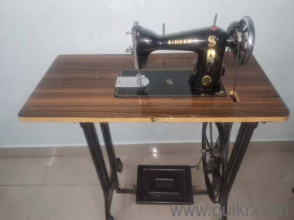 Singer sewing machine perfectly working condition with table