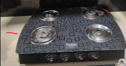 Prestige 4 burner Gas stove with excellent working condition 