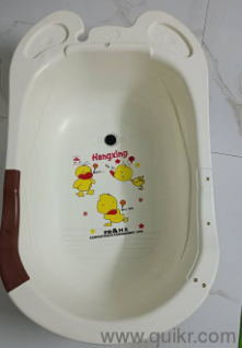 Bath tub for sale in excellent condition.