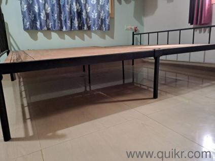 Selling queen size bed with ply.