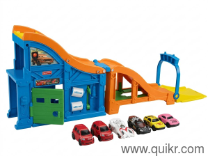 Race Track With Garage Playset with 6 Bonus Race Cars