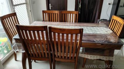 selling a 6 seater dining table in a very good condition 