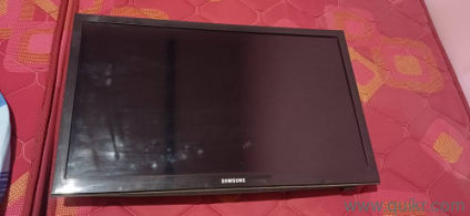 Samsung 24 inch LED. Good Condition running non smart LED. with original remote and table & wall stand. 