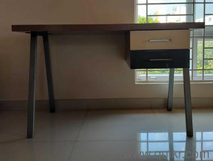 Urban Lader Study Table