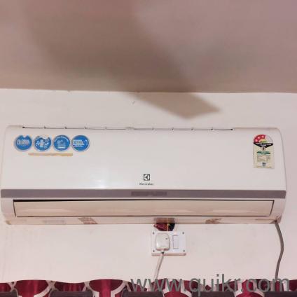 Electrolux 1.5 tn Split A/C in good condition with the gas filled recently 