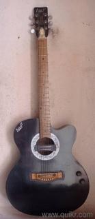Selling used harp acoustic electric spanish guitar 6 strings in kadma