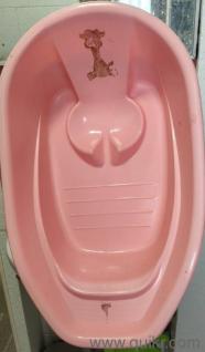 Baby bath tub for New born and 3 to 12 months kids. .