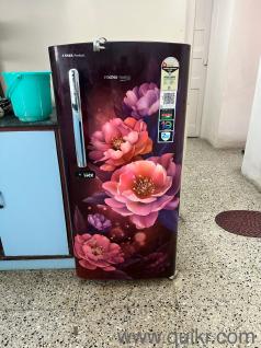 4 months old Fridge for sale