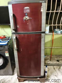 Marron colour, whirlpool refrigerator, in full working condition 