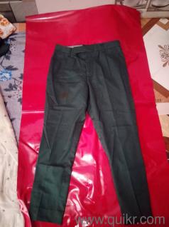 This green Arrow suit is inexcellent condition And parfect for formal events 