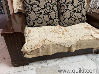 2-seater sofa set with cusions.