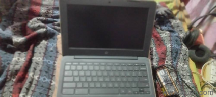 Selling my Hp laptop chrombook 11 G8 