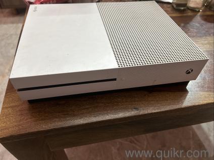 Microsoft Xbox console 1 TB Disc Edition with 2 wired controllers & cables. Working in great condition.
