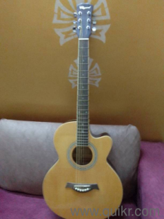 Glaywood guitar made up of spruce 