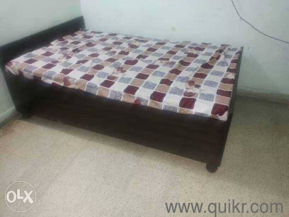 Dwan peure Woodne orignal new condition  With five seeter sofa set plus table.