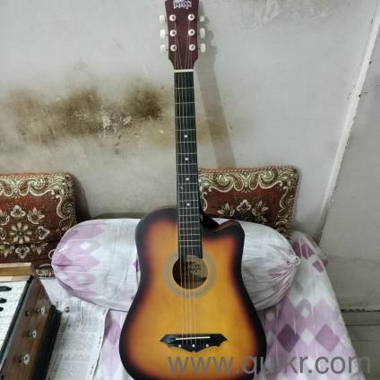 Intern Guitar 