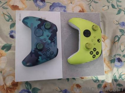 Xbox one S 1 tb . disk version 