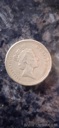 ONE POUND COIN 40 YEAR AGO COIN OF QUEEN ELIZABETH 