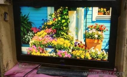32"lcd TV working condition for sale with a minor line on display selling at lowest price 
