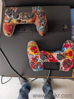 Mint Condition PS4 500gb standard edition , available with 3 games and 2 original Dual Shock limited edition controllers 