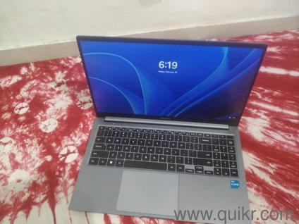sumsung galaxy book 4 8gb ram 512 storage brand new with charger and box only use 2  3 times