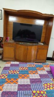 vineer wooden tv unit with storage in very good condition 