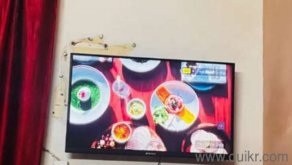 selling 32 inch smart tv in all good condition with original remote 