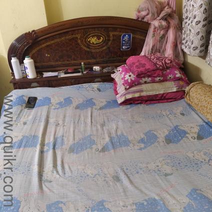 King size bed and Dining table