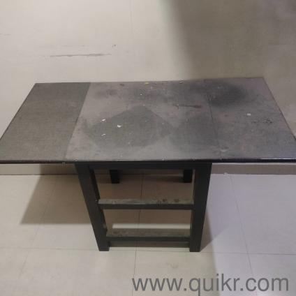 Foldable dining table can be fold on both sides