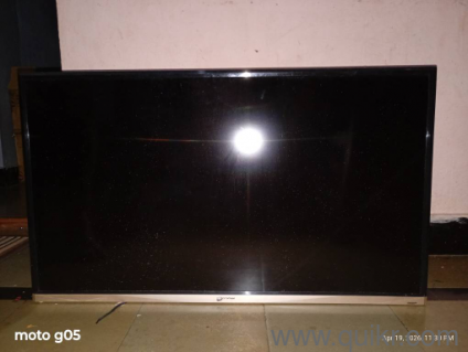 damaged TV. scrap category, selling for scrap, display damaged. wire, stand, remote are in good condition 