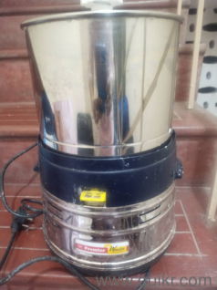 idli and dosa grinder in good condition. it grinds the batter to a fine paste