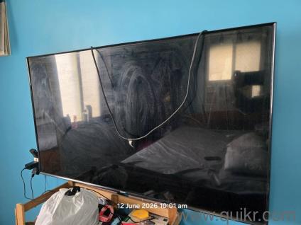 Samsung 49 Inch LED TV with Cracked Screen in Not Woking condition with remote, samsung wall mount and box