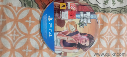 this is a CD of GTA V it is run on PS4 and use less than 1 year
