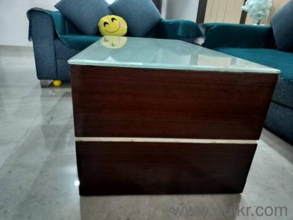 Center table in good condition for sale