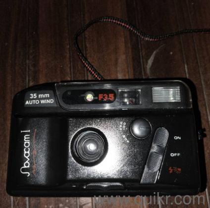 vintage Toma M-900D Novacam I 35mm compact film camera featuring a fixed f3.5 lens and built-in electronic flash