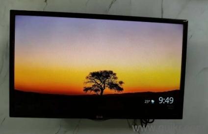 32 inches LED tv Along with Chromecast and Moveable stand for sale in Punawal