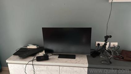2 27" screens Dell, 1 32" Samsung UHD