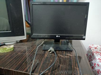 15 inch LG LED in working condition with data cable
