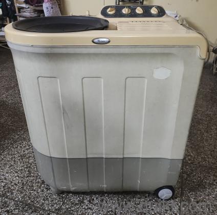 Whirlpool Ace75a Semi-Automatic Washing Machine with Agitator ( 7.5 KG) in good working condition. New washing machine of the same model will cost you around 15950