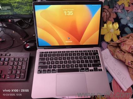 macbook air  M1 13 inch. in warranty with bill and box