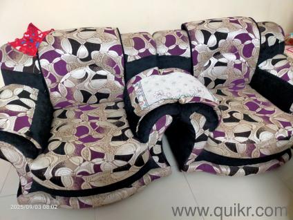 5 seater black and cream colour sofa in good condition available on sell at reasonable price